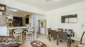 A compact living space with a kitchenette, dining area, and seating. - Apartment in a Seaside Building - Iptr0082 (Balneário Camboriú)