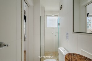 Basic Apartment | Bathroom