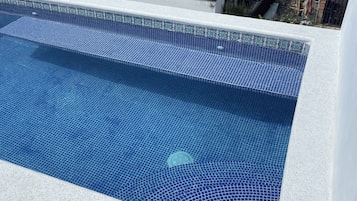 Een buitenzwembad, een verwarmd zwembad