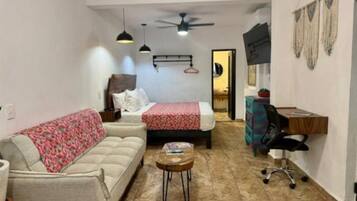 1 quarto, cofres nos quartos, escrivaninha