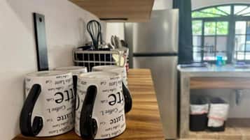 Geladeira, micro-ondas, cooktop, cafeteira/chaleira