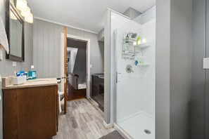 Een haardroger, handdoeken, toiletpapier