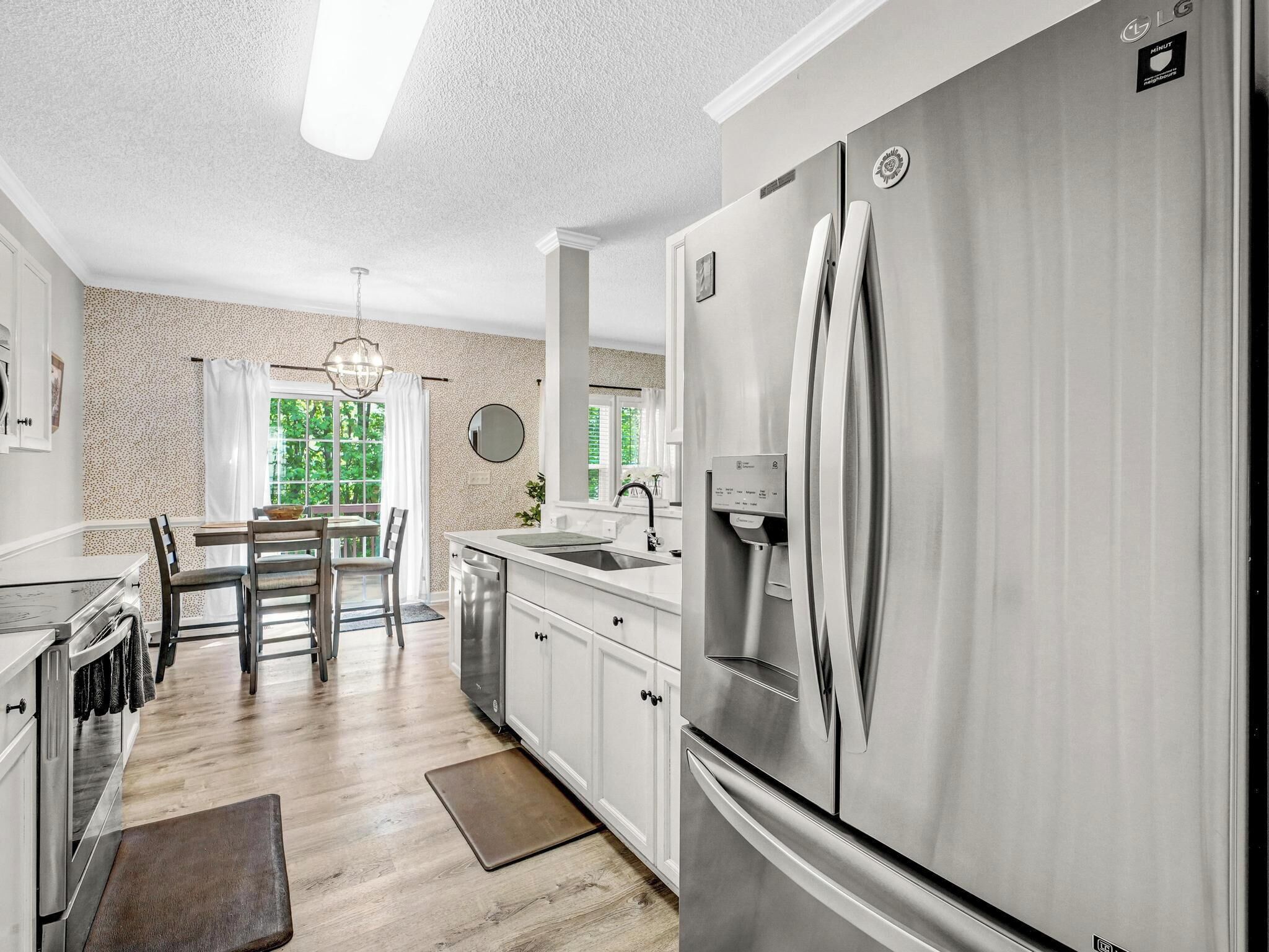 冷蔵庫、電子レンジ、オーブン、コンロ