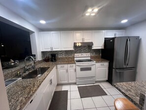 Mikrowelle, Ofen, Herdplatte, Geschirrspüler