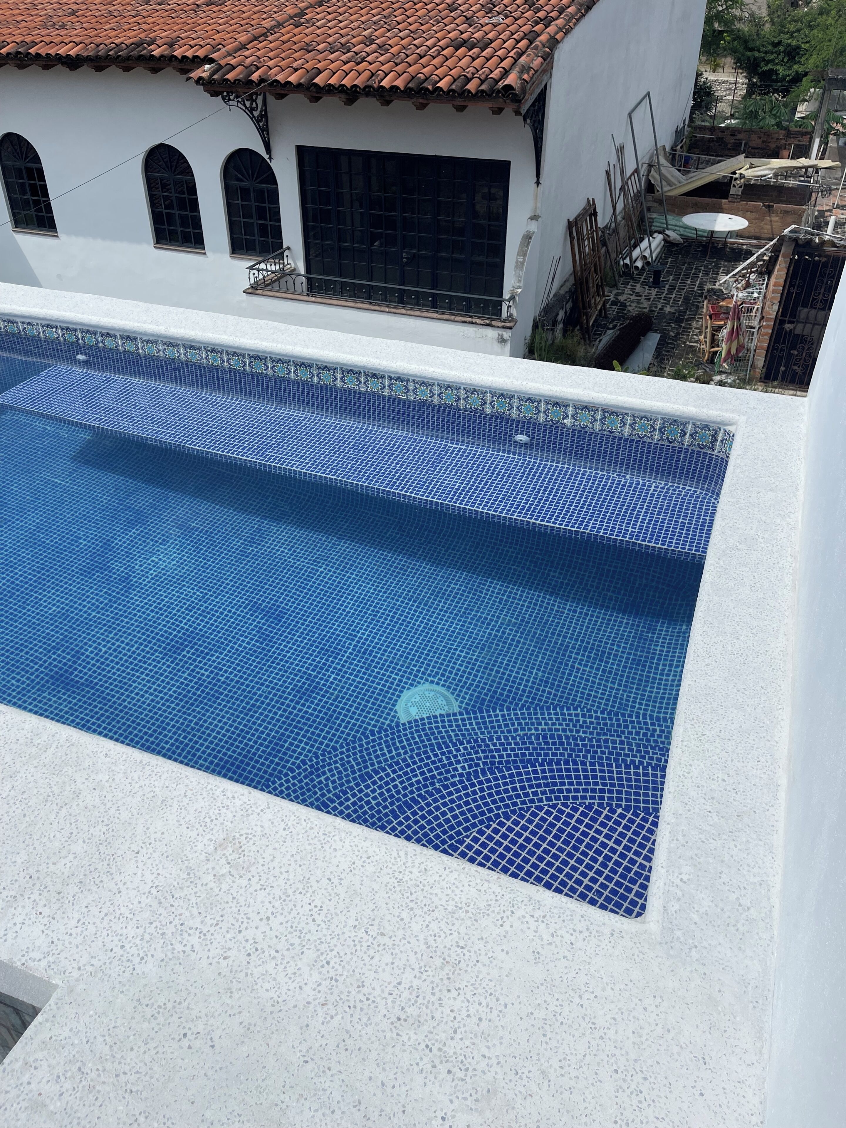 Utomhuspool och uppvärmd pool