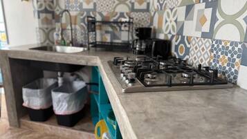 Kühlschrank, Mikrowelle, Herdplatte, Wasserkocher mit Kaffee-/Teezubehör