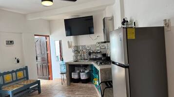 Kühlschrank, Mikrowelle, Herdplatte, Wasserkocher mit Kaffee-/Teezubehör