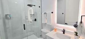 Douche, sèche-cheveux, serviettes fournies, savon