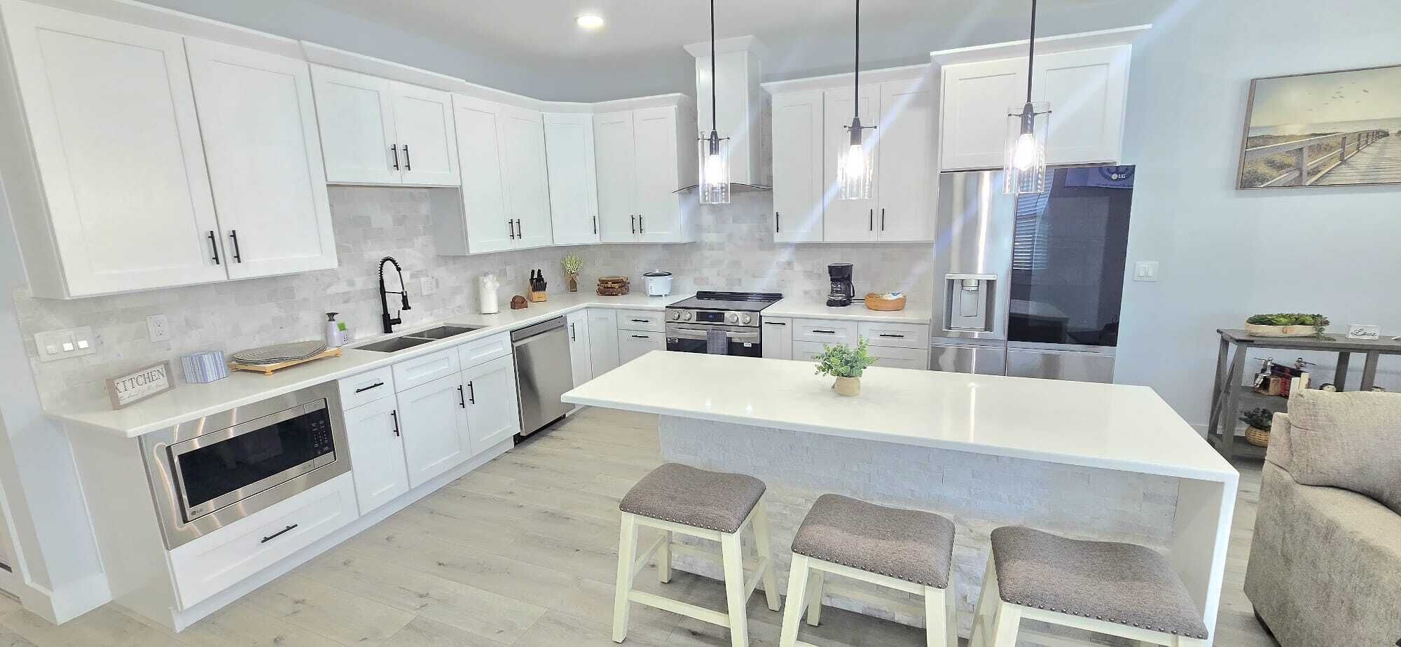 Kjøleskap, mikrobølgeovn, ovn og kokeplater