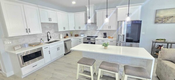 Refrigerador, microondas, horno y parrilla de estufa