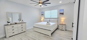 3 habitaciones, tabla de planchar con plancha, internet y ropa de cama