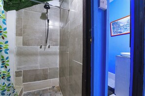 Basic Apartment | Bathroom | Towels, soap, shampoo, toilet paper - Tropic Nook (Gros Islet)