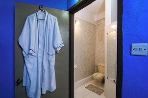 Classic Studio, Non Smoking | Bathroom | Towels, soap, shampoo, toilet paper