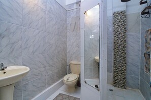 Studio Classique, non-fumeurs | Salle de bain | Serviettes fournies, savon, shampoing, papier toilette