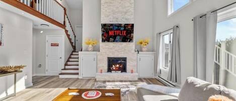 TV connectée, cheminée, jeux vidéo, livres