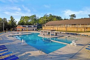 Utendørsbasseng og et oppvarmet basseng