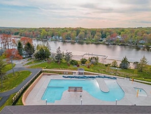 Utendørsbasseng og et oppvarmet basseng