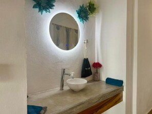 Serviettes fournies, savon, papier toilette