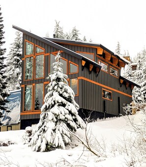 Exterior - YETI Chalet - Winter & Summer Vacation HOT TUB (Snoqualmie Pass)