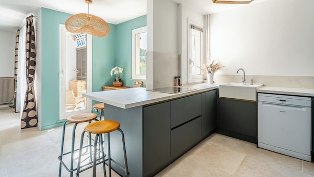 A modern kitchen with a large island, bar stools, and a dishwasher. - La Saltarelle - modern apartment 750m from the port (Cassis)