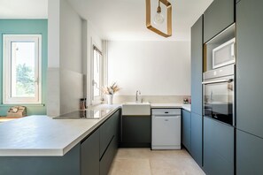 Fridge, microwave, oven, stovetop - La Saltarelle - modern apartment 750m from the port (Cassis)
