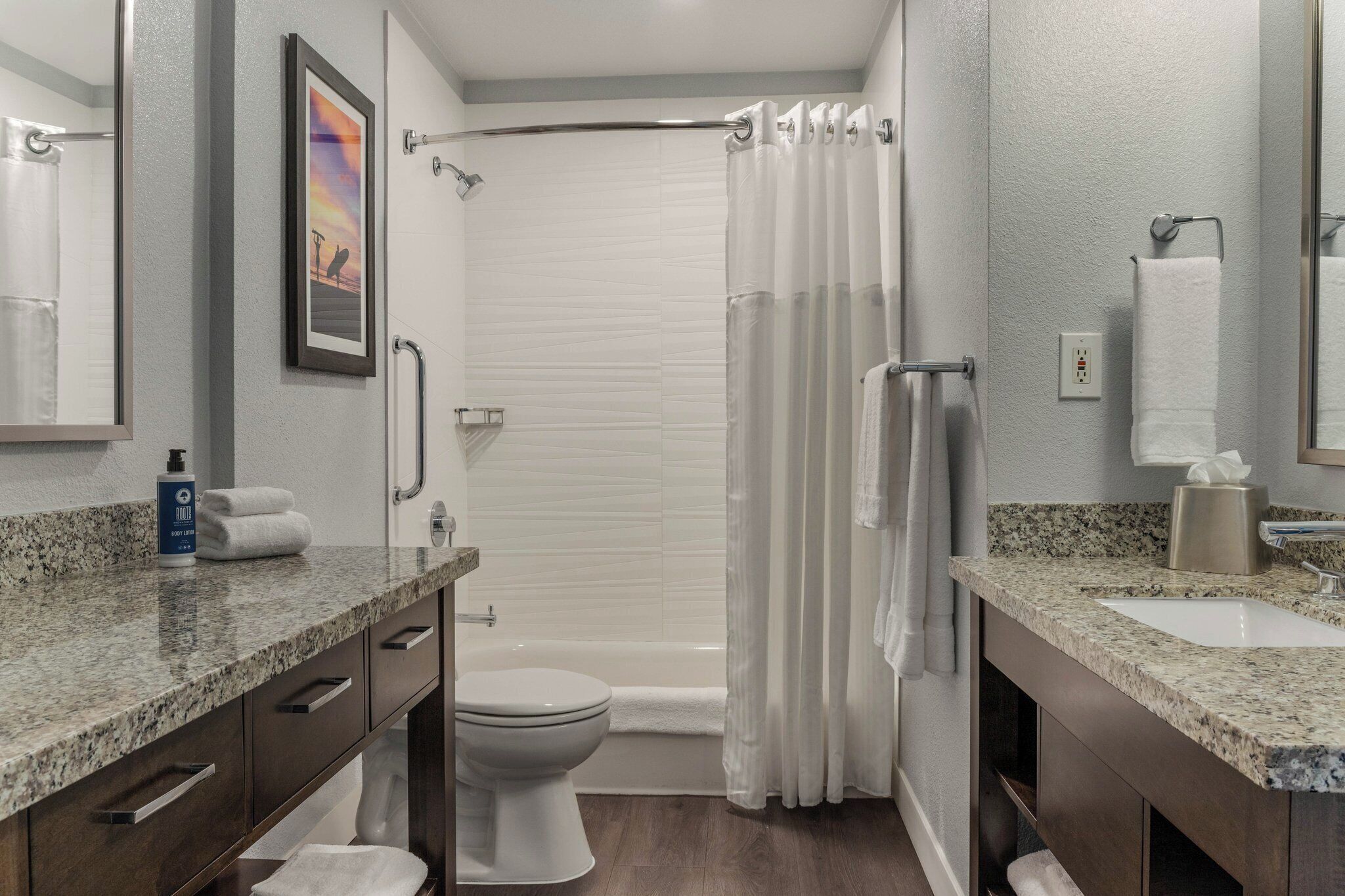 Un baño moderno con ducha, inodoro y lavamanos.