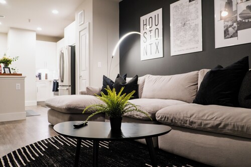 The Urban Nest is a luxury 1-bedroom apartment 30 minutes away from Houston, TX