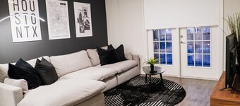 The Urban Nest is a luxury 1-bedroom apartment 30 minutes away from Houston, TX