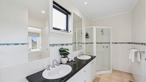 Shower, jetted tub, towels