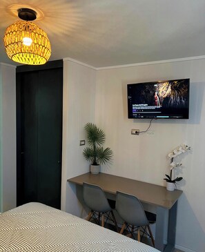 1 dormitori, planxa i posts de planxar, Internet i roba de llit 