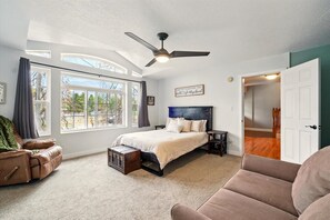 7 bedrooms, desk, WiFi, bed sheets