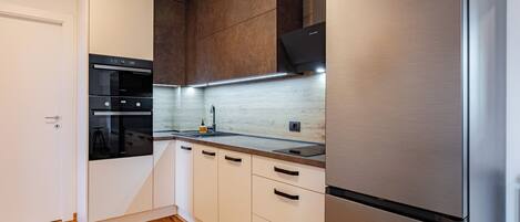 Mikroaaltouuni, uuni, liesi, astianpesukone