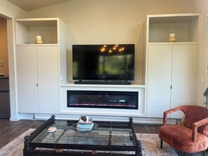 Een televisie en een open haard