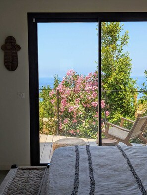 5 bedrooms, iron/ironing board, internet, bed sheets