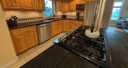 Mountain Views with Expansive Deck Luxury 4BR Home.
Near Downtown and Airport
