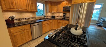Mountain Views with Expansive Deck Luxury 4BR Home.
Near Downtown and Airport