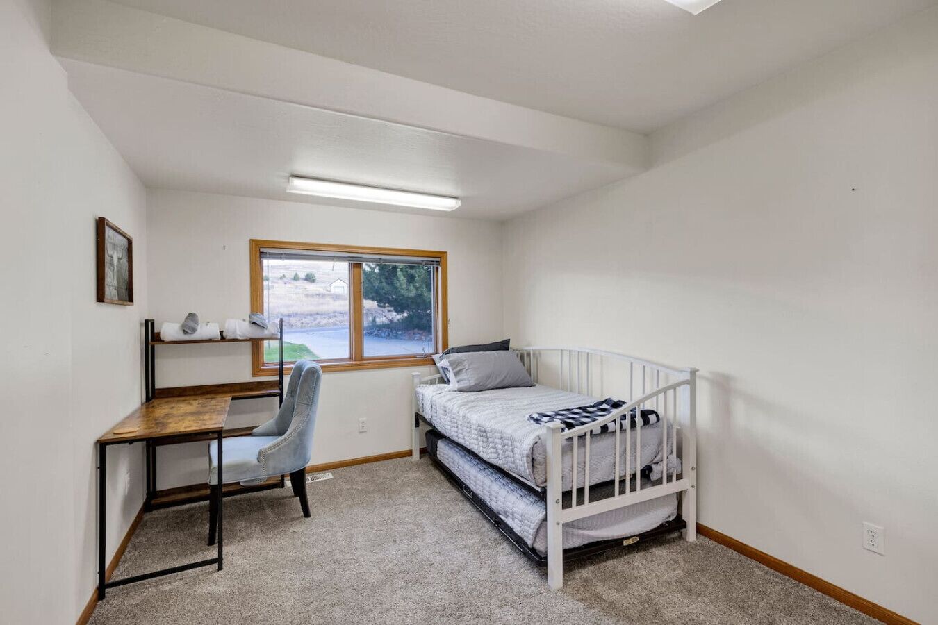 Bureau, fer et planche à repasser, lit parapluie, Wi-Fi