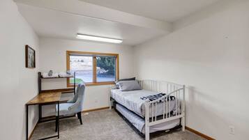 Bureau, fer et planche à repasser, lit parapluie, Wi-Fi