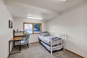 Een bureau, een strijkplank/strijkijzer, reisbedje, wifi