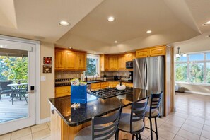 Jääkaappi, mikroaaltouuni, uuni, liesi