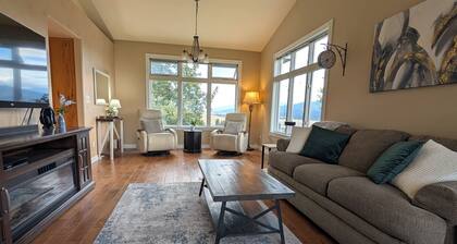 Mountain Views with Expansive Deck Luxury 4BR Home.
Near Downtown and Airport