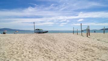 Una playa cerca