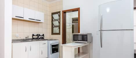 Basic Apartment | Private kitchen | Cookware/dishes/utensils