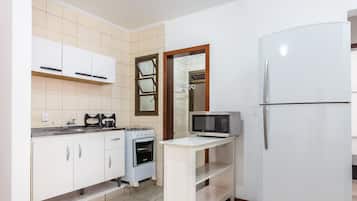 Apartamento básico | Cozinha privada | Talheres/pratos/utensílios de cozinha