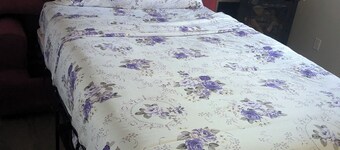 FRENCHMAN'S BAY area, Walking distance to the lake Ontario and to the GO train.