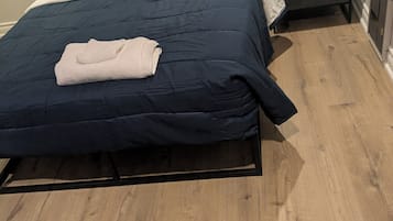 5 bedrooms, desk, iron/ironing board, free WiFi