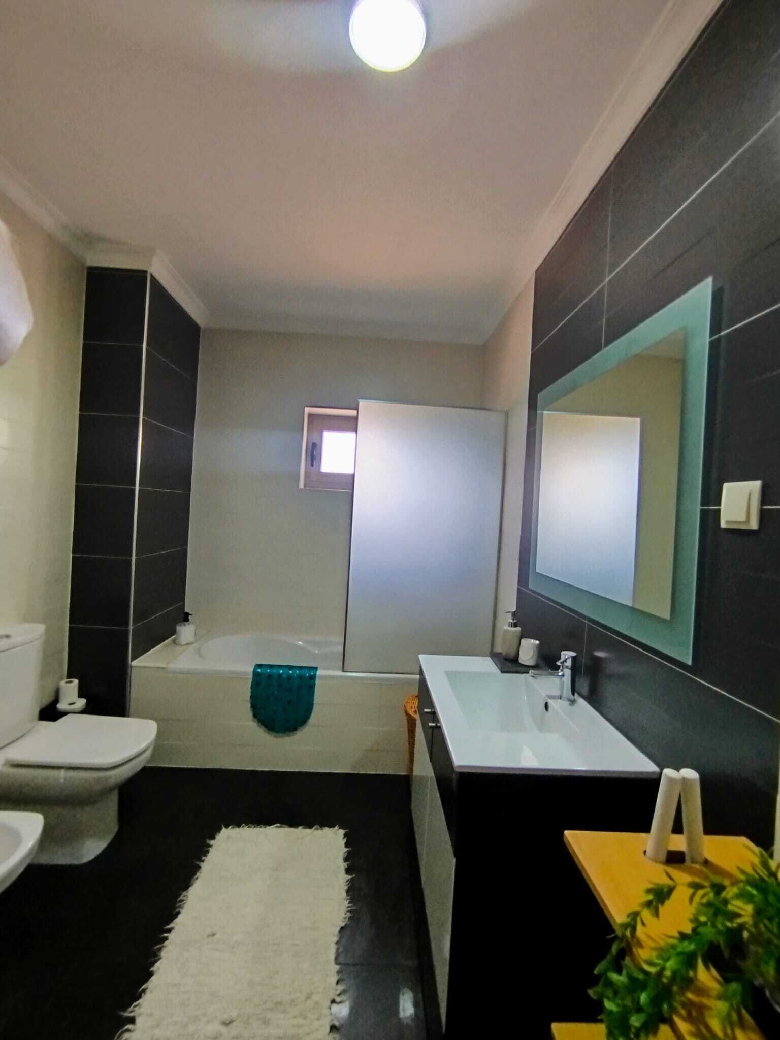 Een douche, een bubbelbad, een haardroger, een bidet