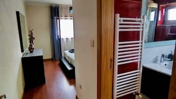 3 habitaciones, escritorio y tabla de planchar con plancha