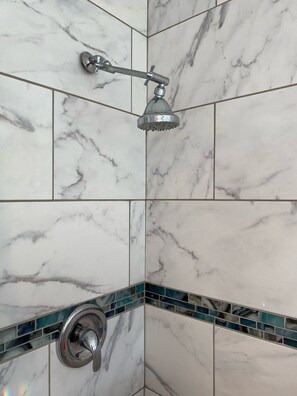 Hair dryer, towels, soap, toilet paper - Charming Urban Cottage in LA’s Newest Hotspot-close to LAX, SOFI, WiFi, AC…… (Los Angeles)