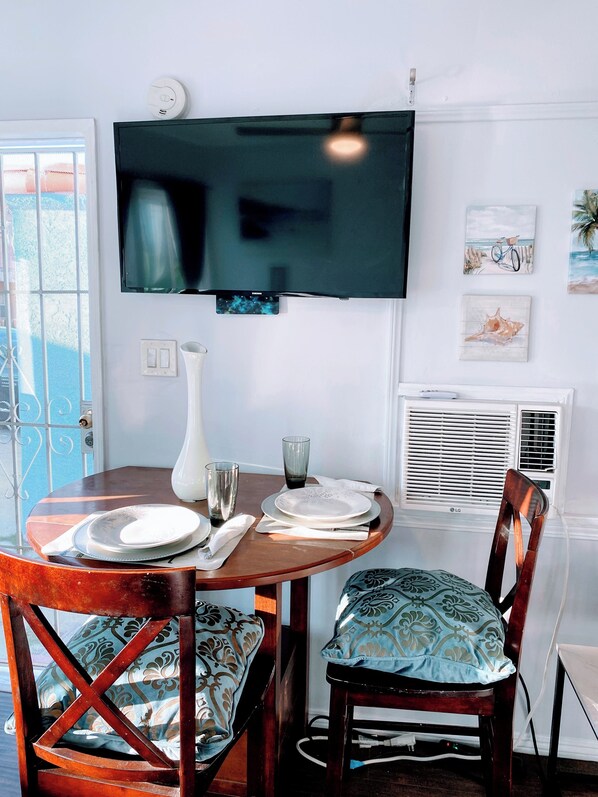 Dining - Charming Urban Cottage in LA’s Newest Hotspot-close to LAX, SOFI, WiFi, AC…… (Los Angeles)